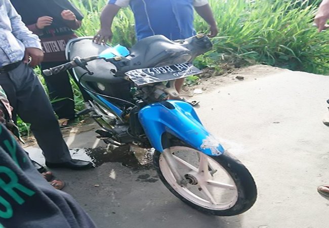Pemancing Temukan Sepeda Motor Dibawah Jembatan Putus