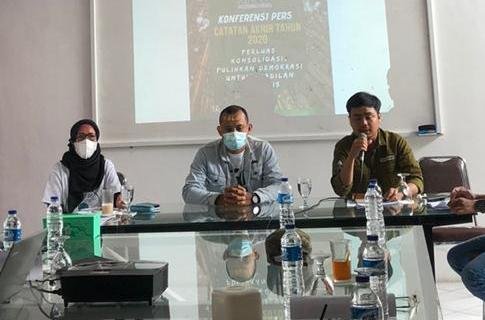 Pemain persija jakarta marko simic saat tendangan salto