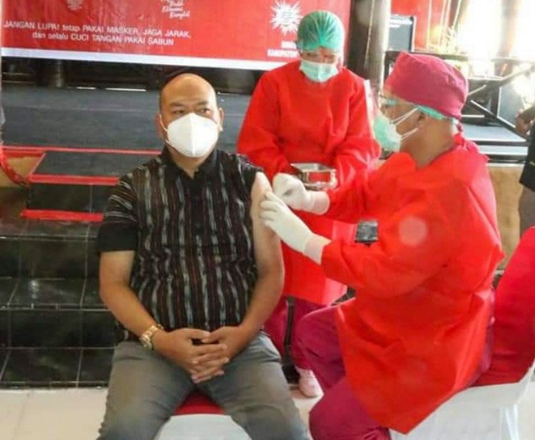 Bupati Taput Terima Suntikan Perdana Vaksin Covid-19