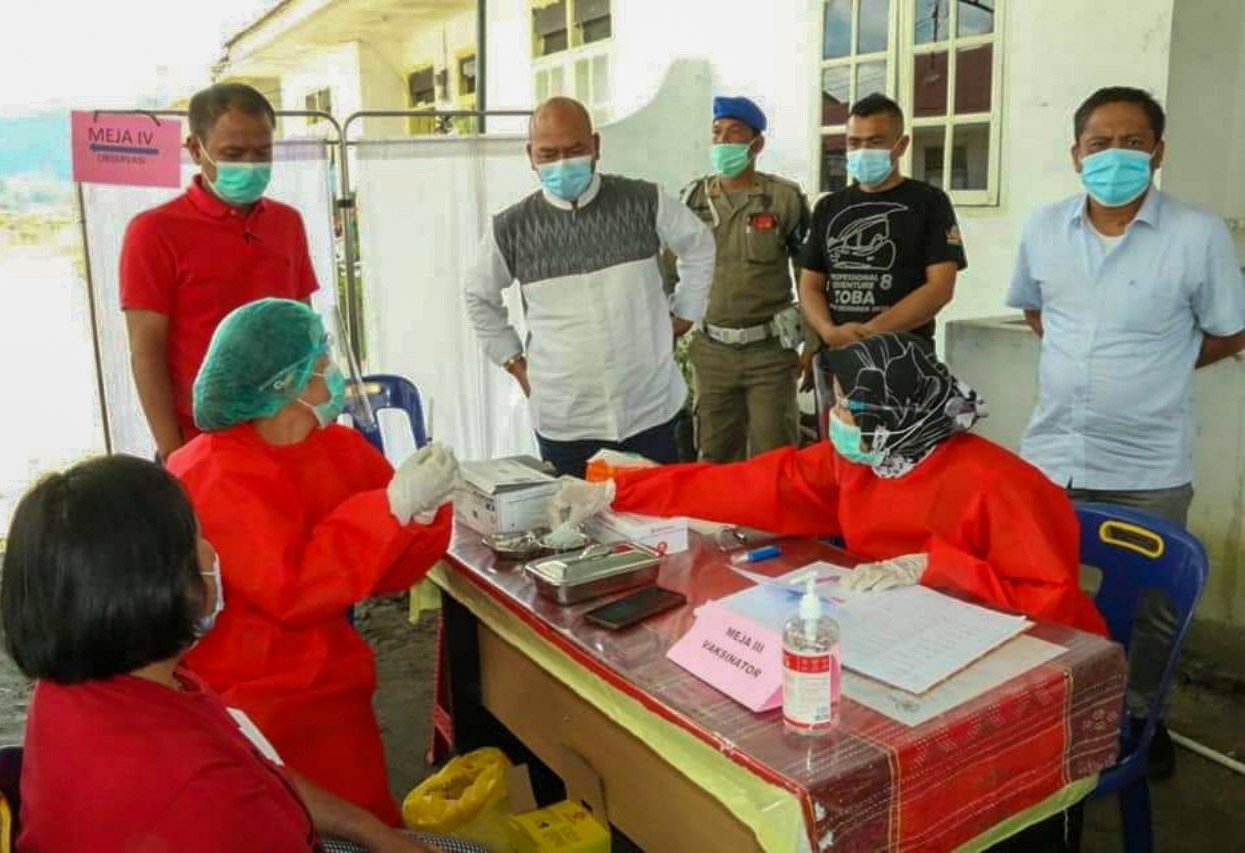 Tinjau Pemberian Vaksin Covid-19, Bupati Taput: Nakes Menjadi Prioritas