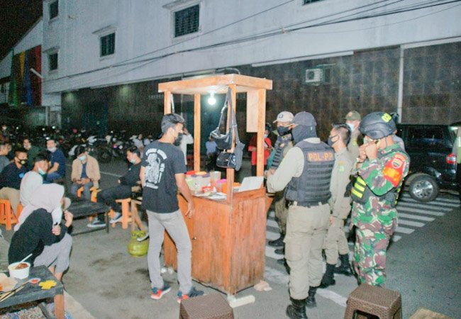 Satgas Covid-19 Tertibkan Pedagang Angkringan Kesawan