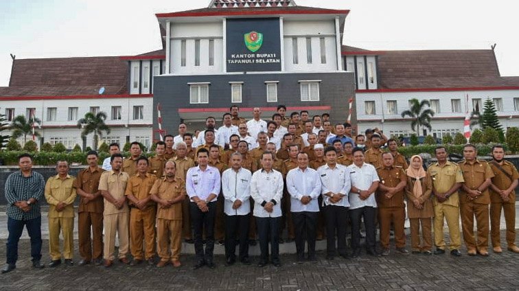 Bupati Tapsel: Datang Tampak Muka, Pulang Tampak Punggung