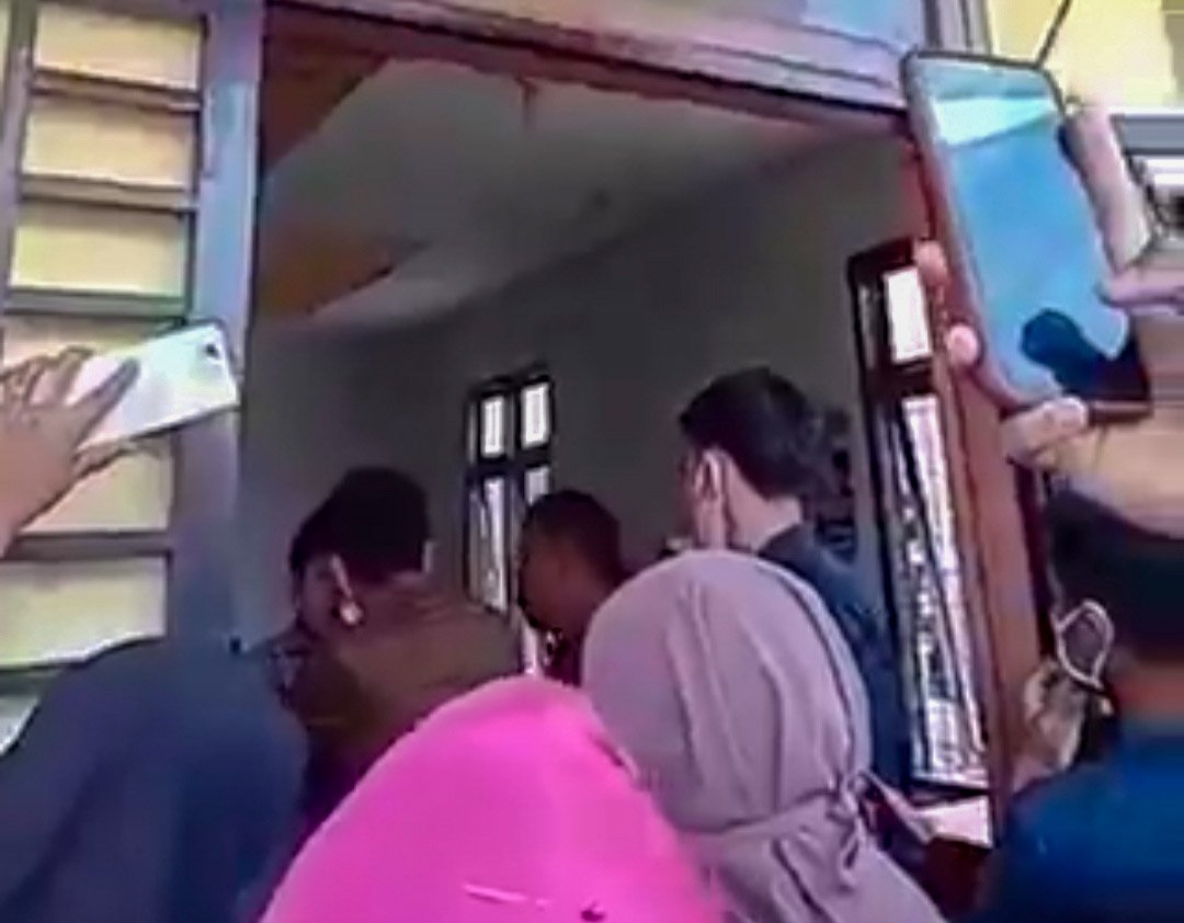 Tidak Puas Kinerja Kepling, Puluhan Warga Geruduk Kantor Lurah Aek Tampang