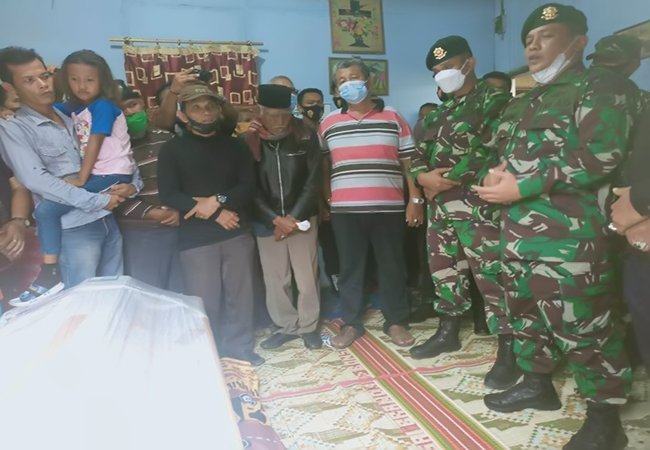Tangis Histeris Keluarga Saat Jenazah Pratu Martinus Tiba Di Rumah Duka