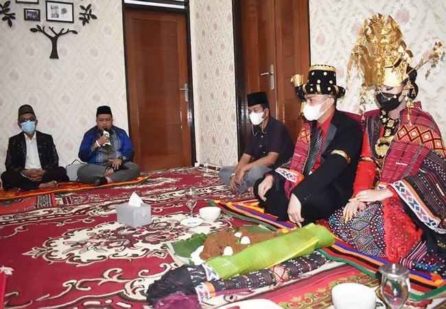 Bupati Tapsel Beri Kejutan 