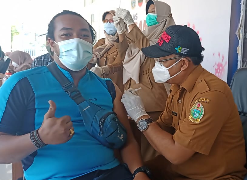 Satgas Covid-19 Sumut Lakukan Vaksinasi Tahap II Pertama ke Wartawan