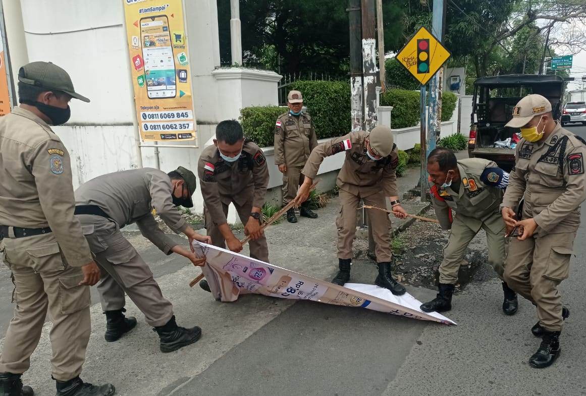 Satpol PP Tertibkan Pemasangan Reklame yang Menyimpang