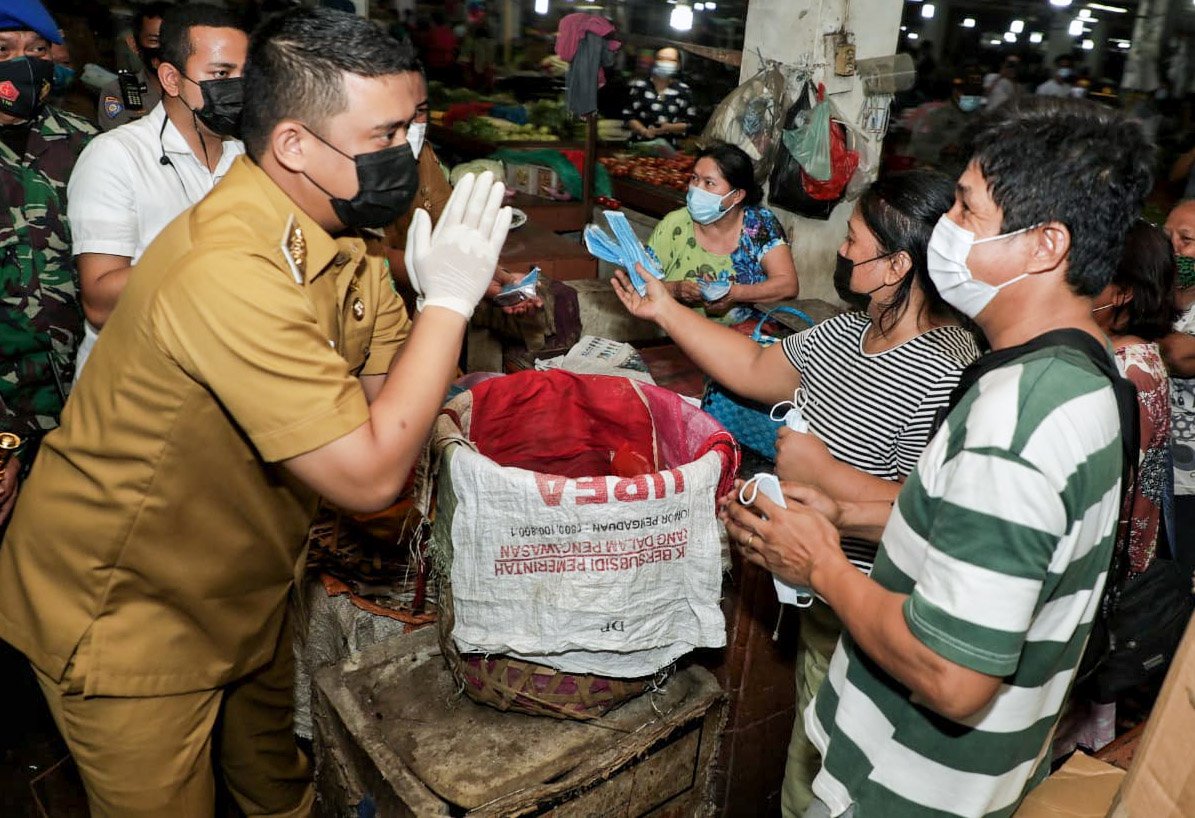 Tekan Status Zona Merah di Kota Medan, Wali Kota Bagikan Masker di  Pasar