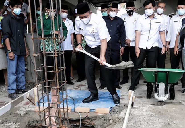 Hadiri Peletakan Renovasi Masjid Taqwa, Aulia Rachman Berharap Pembangunan Lancar