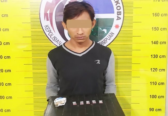 Makjang! Lagi Asik Duduk di Depan Warnet, Seorang Pria Diringkus Polisi