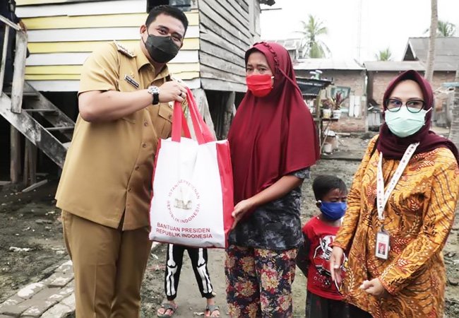 Bobby Nasution Salurkan Paket Sembako untuk Warga Kampung Nelayan