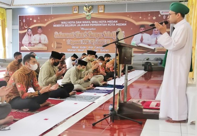 Bobby Nasution Sholat Idul Fitri 1442H di Pendopo Rumah Dinas