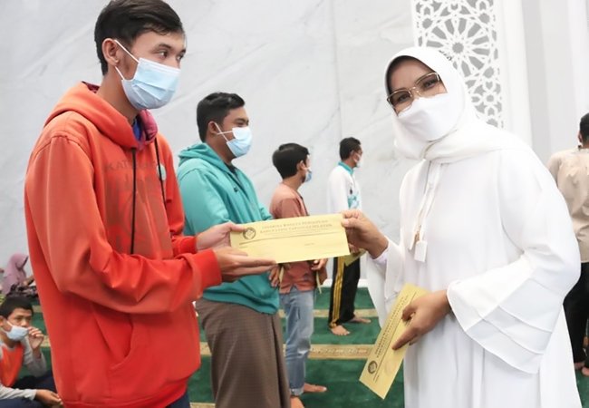 DWP Tapsel Berbagi Tali Asih ke  Anak Yatim di Mesjid Agung Syahrun Nur