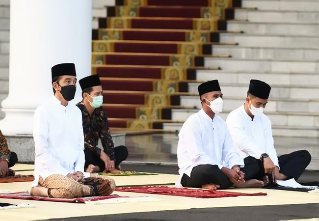 Presiden Jokowi dan Ibu Negara Salat Idulfitri di Halaman Istana Kepresidenan Bogor