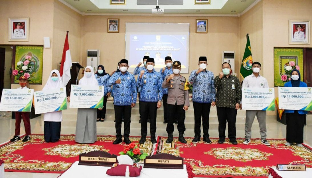 Peringati Hardiknas, Pemkab Sergai Serahkan Beasiswa Pendidikan