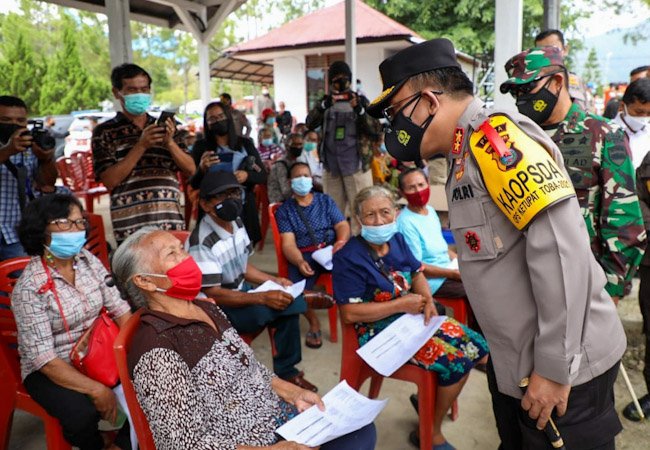 Pesan Kapoldasu Tinjau Vaksinasi di Toba, 