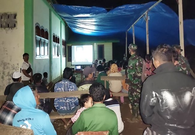 Satgas TMMD Kodim 0212/TS Nonton Bareng Bersama Warga