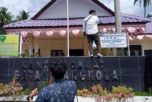 Puluhan Massa Demo Camat Batang Angkola, Diduga Salah Gunakan Jabatan