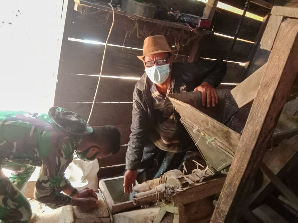 TNI-Rakyat Manunggal di Desa Siuhom