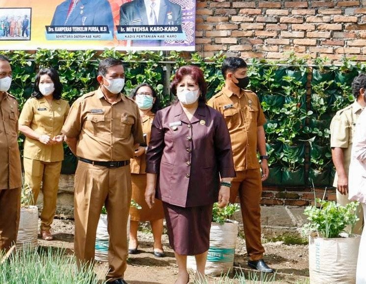 Bupati Karo Launching Layanan dan Serahkan Polis Usaha Ternak