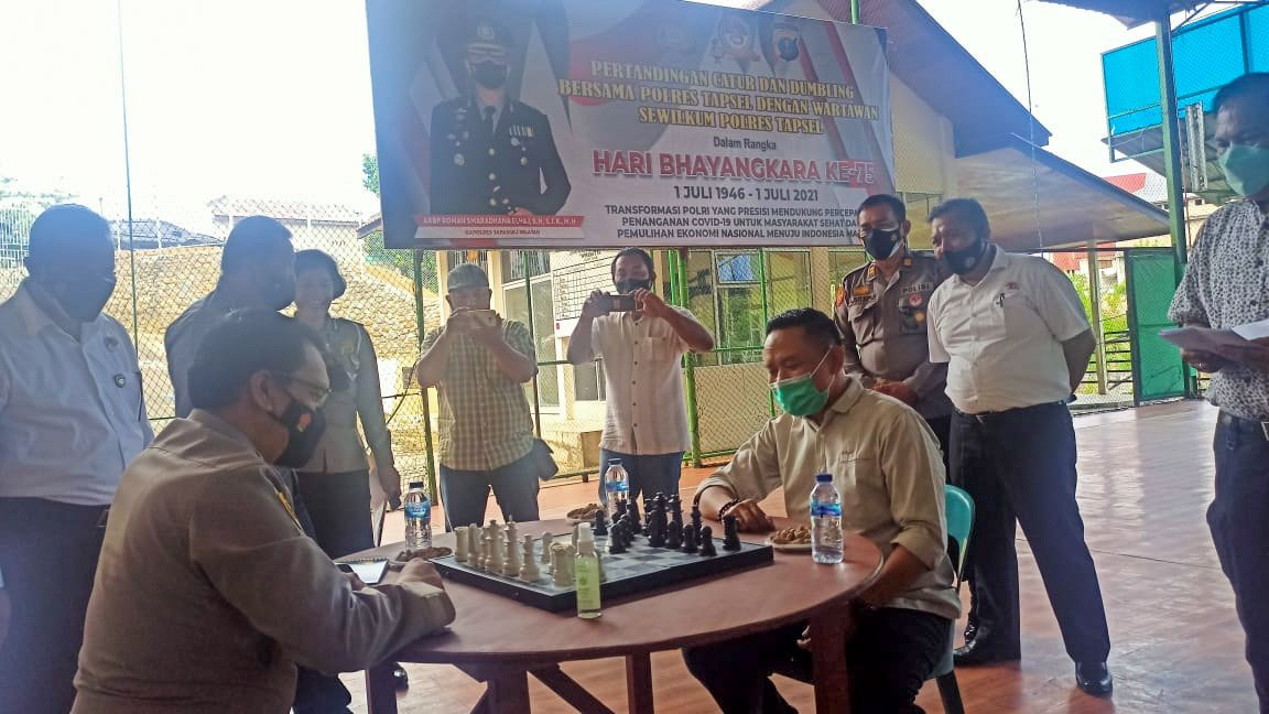 HUT Bhayangkara Ke-75, Polres Tapsel Gelar Tanding Catur dan Dumbling