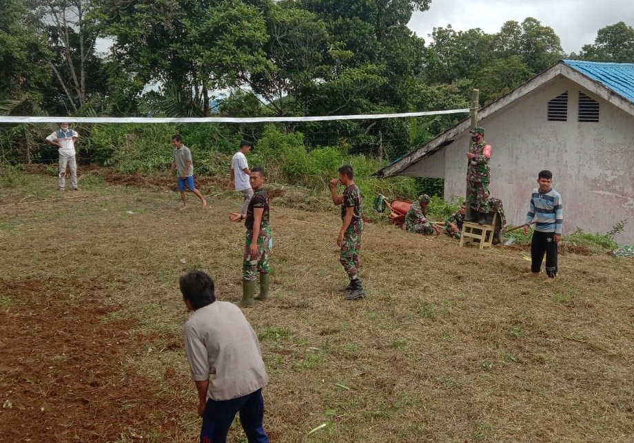 Satgas TMMD Kodim 0212/TS Bantu Mobil Warga Terperosok