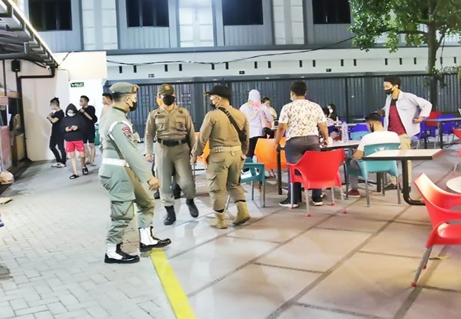 Tak Patuhi PPKM Mikro, 2 Restoran Ditutup Paksa