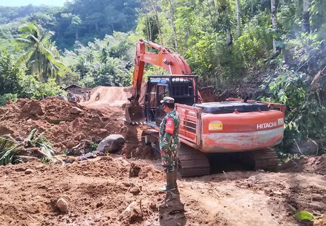 Satgas TMMD Kodim 0212/ TS Buka Jalan Antar Kec. Angkola Sangkunur Tembus Angkola Barat