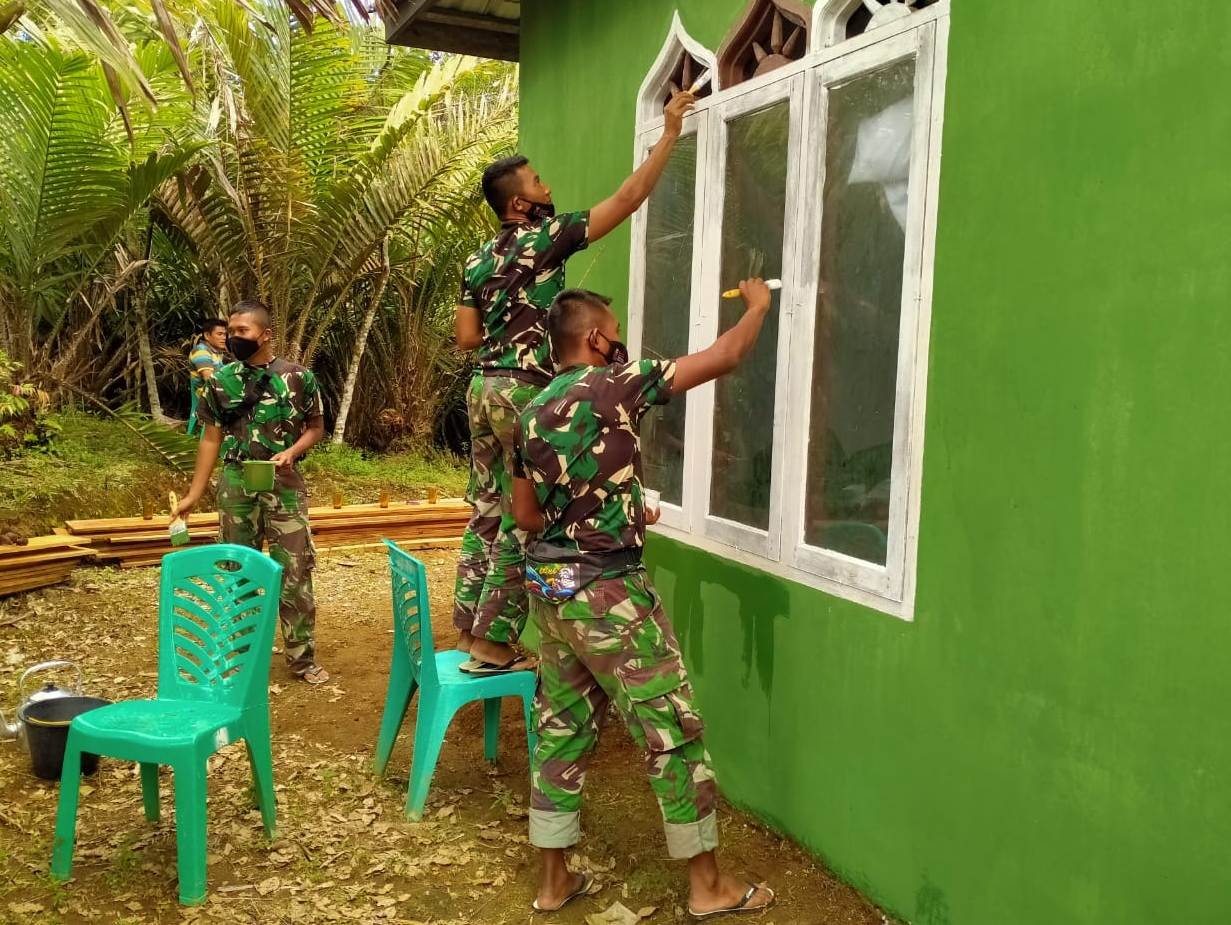 Satgas TMMD Bersama Masyarakat Semangat Gotong-Royong Renovasi Musholla