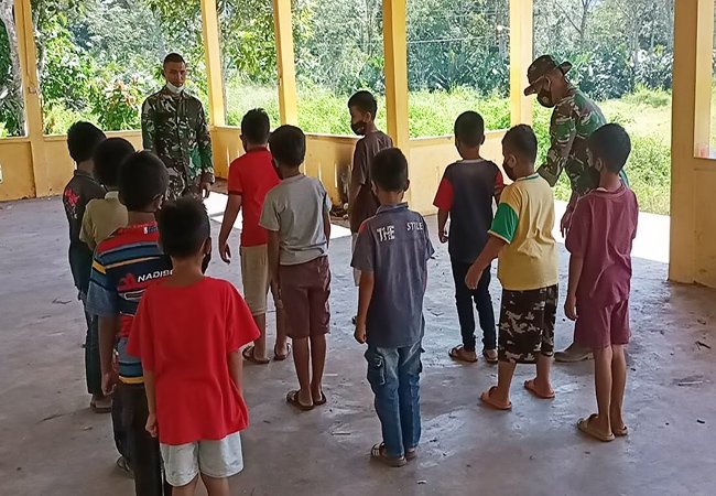 Latih PBB, Satgas TMMD Kodim 0212/TS Beri Kedisiplinan Anak Sejak Dini