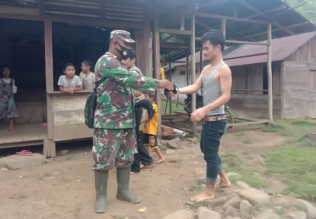 Cegah Covid-19, Satgas TMMD ke- 111 Beri Imbauan dan Bagi Masker