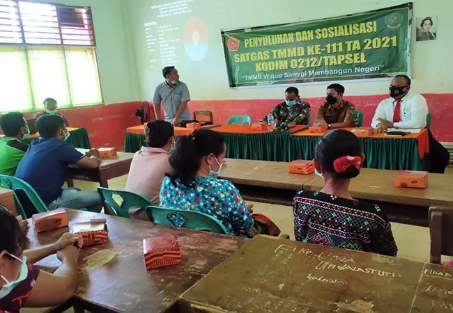 Penyuluhan Kamtibmas, Satgas TMMD Bersama Polri Sosialisasi Kesadaran Hukum