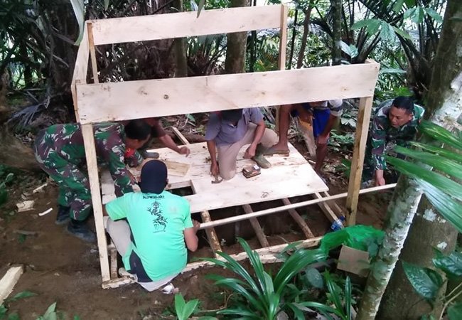 Wujudkan Lingkungan Sehat, Satgas TMMD Ke-111 Bersama Warga Bangun MCK