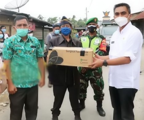 Wakil Bupati Karo Serahkan Bansos PPKM di Desa Suka Julu