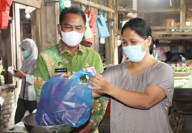 Bupati Sergai Berbelanja di Pasar Rakyat
