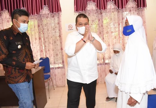 Bupati Tapsel Salurkan Kurban pada Desa Terdampak Ekonomi Sulit