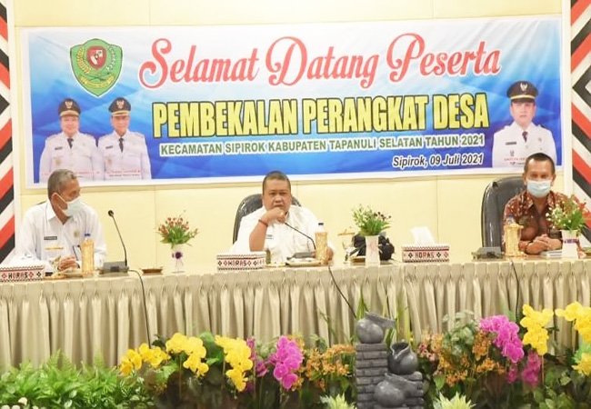 Bupati Tapsel Minta Kades Berdayakan Potensi SDM Perangkatnya
