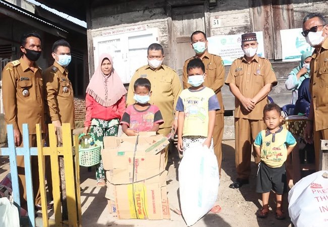 Bupati Tapsel Tinjau Penimbangan Sampah di Huta Ginjang