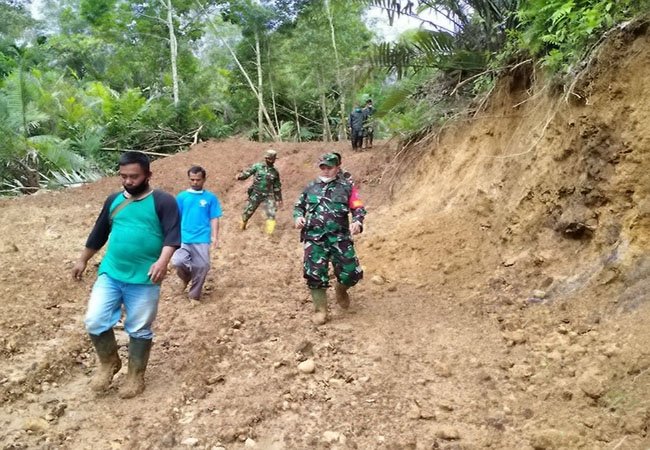 Dansatgas TMMD Kodim 0212/TS Berjibaku Menembus Jalan Antar Dua Kecamatan