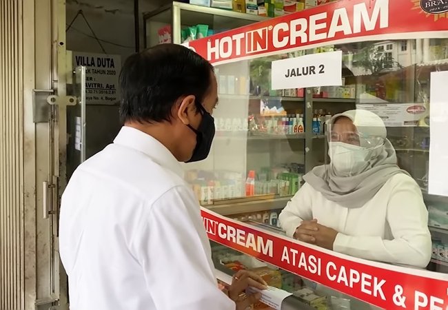 Blusukan Cek Obat di Apotek, Presiden Temukan Kekurangan Stok