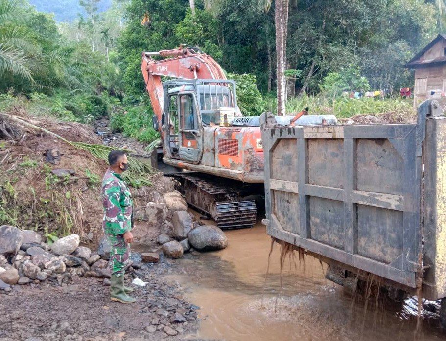 Satgas TMMD Ke-111 Kodim 0212 Lakukan Pengerukan Jalur Air  Pendangkalan
