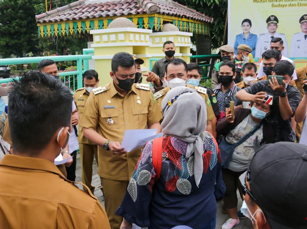 Puluhan Massa Tuntut Penutupan Jalan oleh PT SUU ke Balai Kota