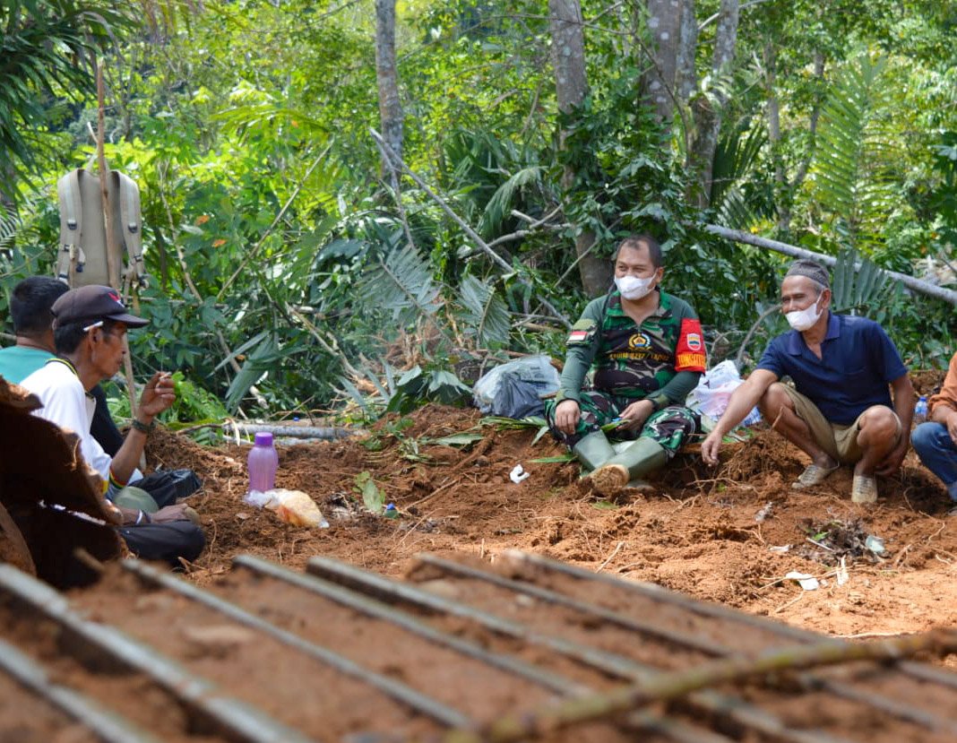 Usai Kerja, Dansatgas TMMD Bersama Warga Istirahat Sambil Berbaur