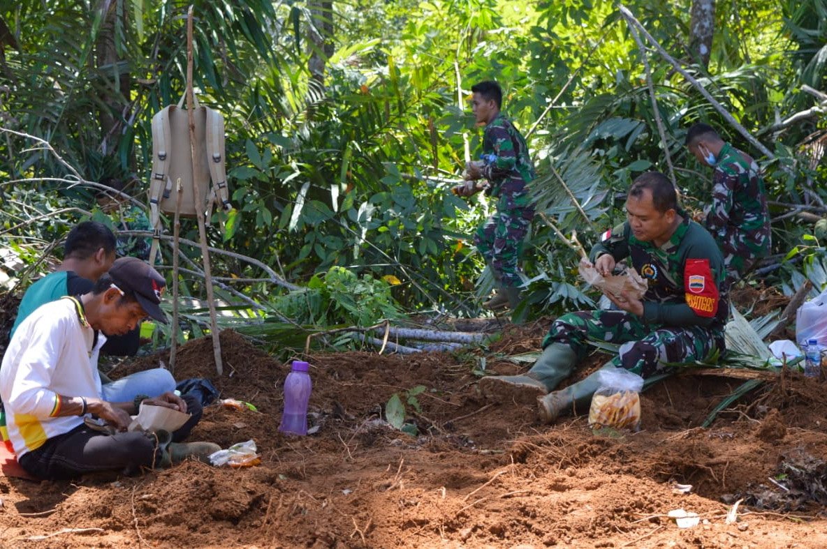 Satgas TMMD Kodim Tapsel Jalin Keakraban  Makan Siang Bersama Masyarakat