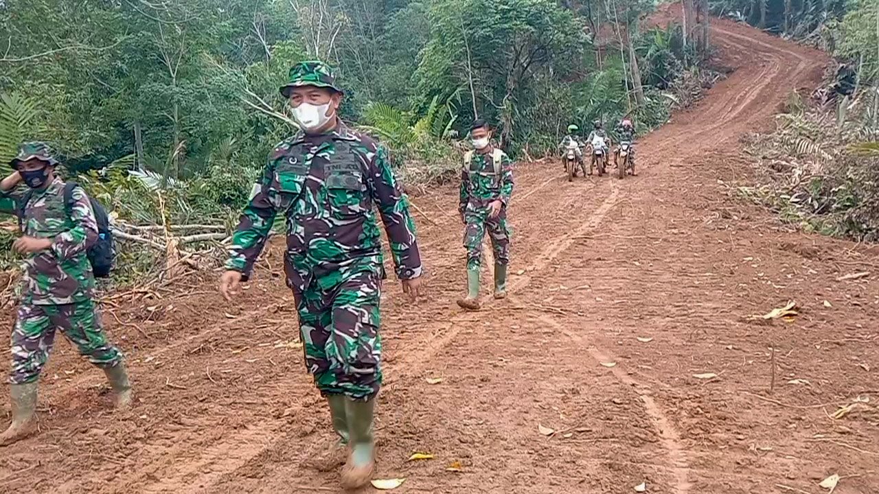 Dansatgas TMMD Kodim 0212/TS Evaluasi Pekerjaan Jalan Penghubung Antar Kecamatan