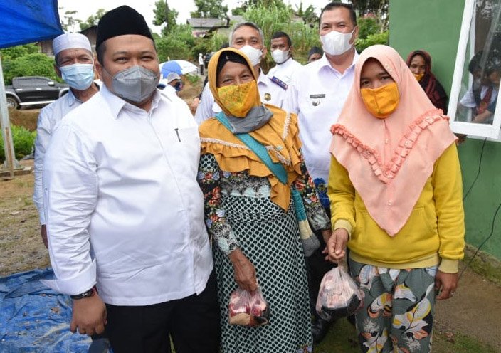 Bupati Tapsel Salurkan 100 Paket Daging Kurban ke Desa Siuhom