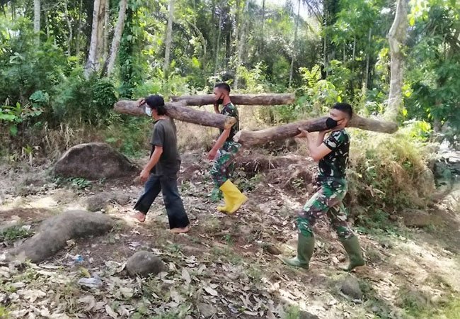 Satgas TMMD Kodim 0212/Tapsel Bantu Warga Angkat Kayu Bakar