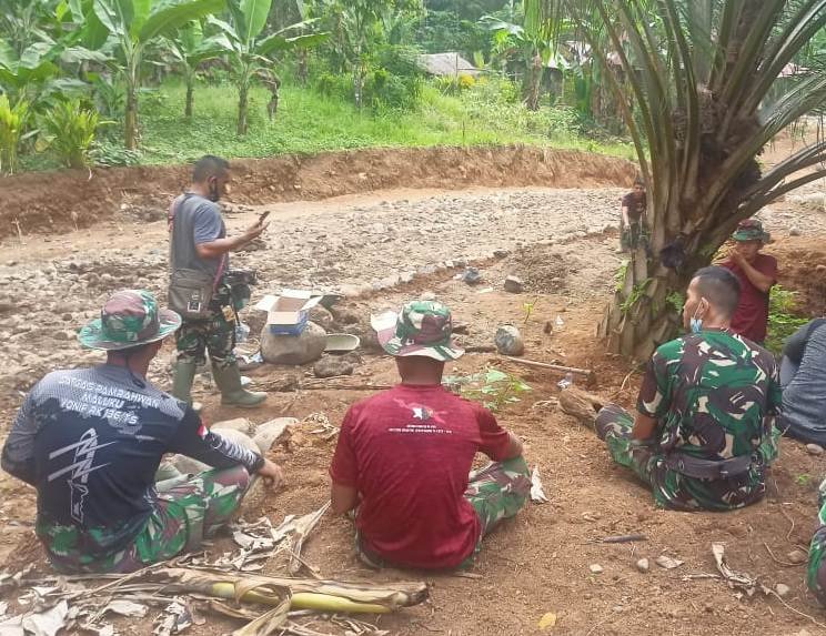 Satgas TMMD Kodim 0212 Melepas Rasa Penat Dengan Bercanda Ria