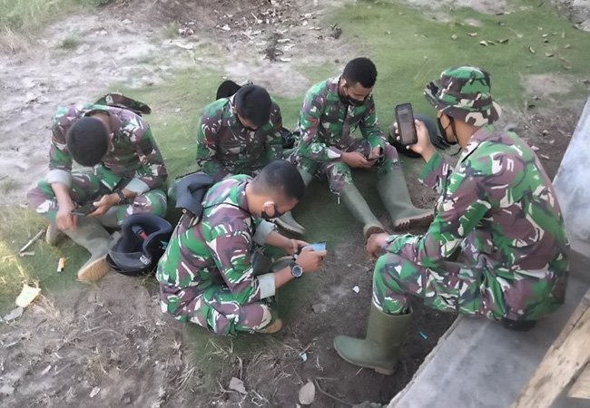 Jaringan Komunikasi Terbatas, Satgas TMMD Kodim 0212/TS Konsisten Kirim Laporan