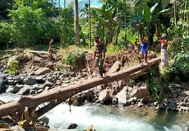 Tanpa Pengaman, Satgas TMMD Kodim 0212/TS Spontan Seberangi Anak ke Sekolah